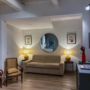https://a-due-passi-da-ponte-vecchio.it-tuscanyhotel.com